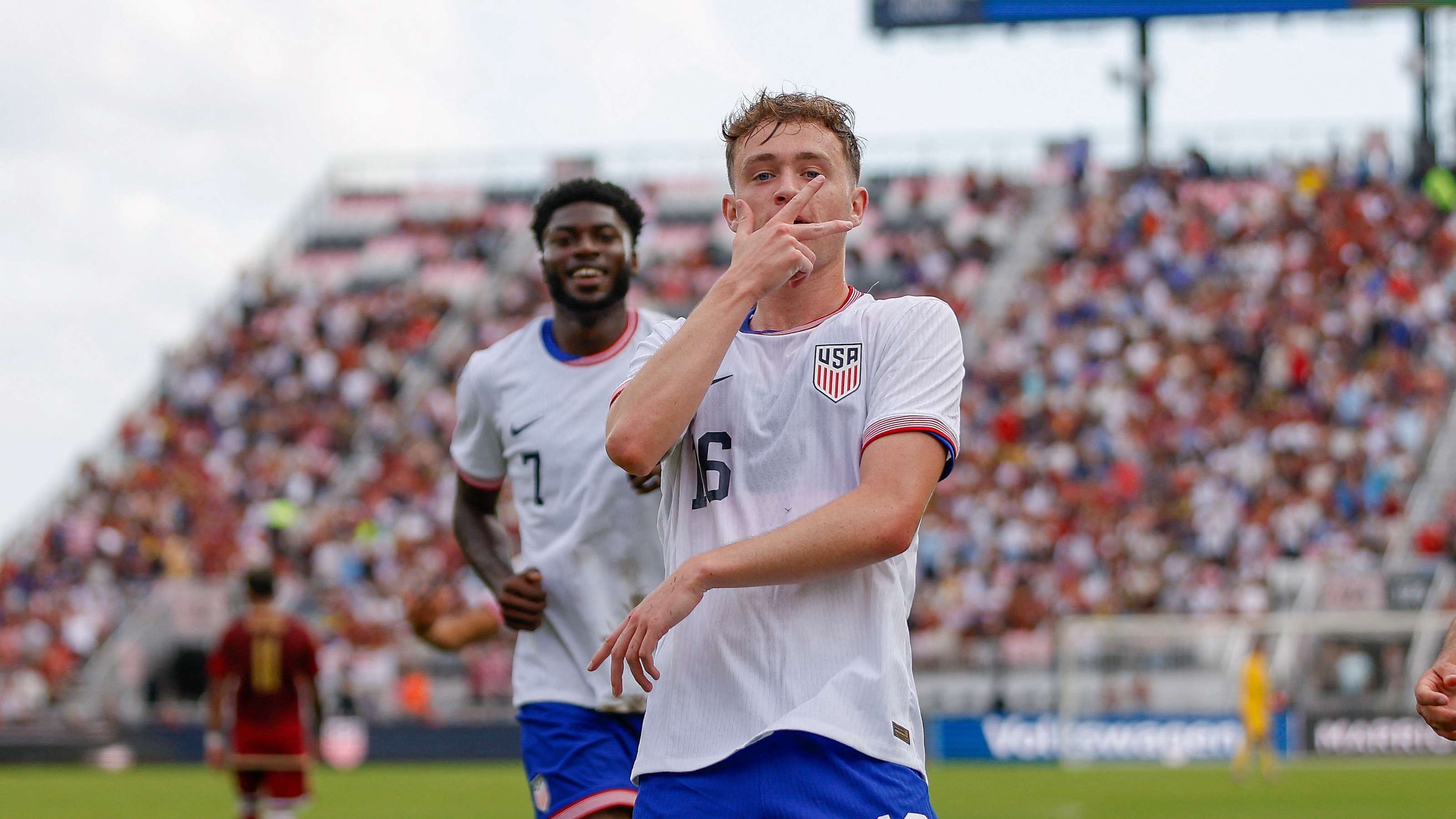 受到球迷喜 受到球迷喜